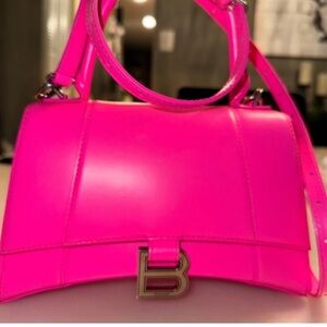 Balenciaga Neon Pink Bag
💯% AUTHENTIC